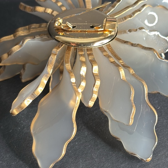 Large Celluloid Flower Statement Brooch - Picture 4 of 15
